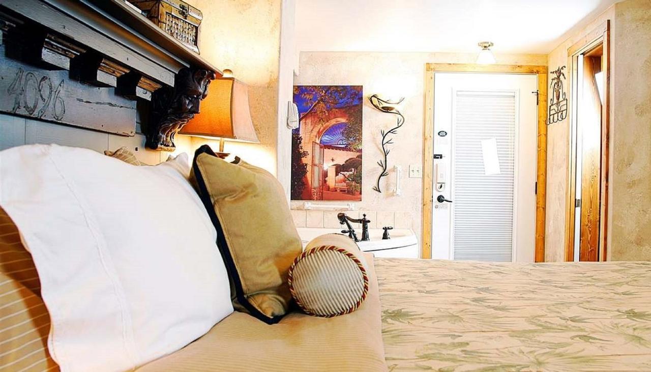 Prairieside Suites Luxury Bed & Breakfast Грандвилл Экстерьер фото